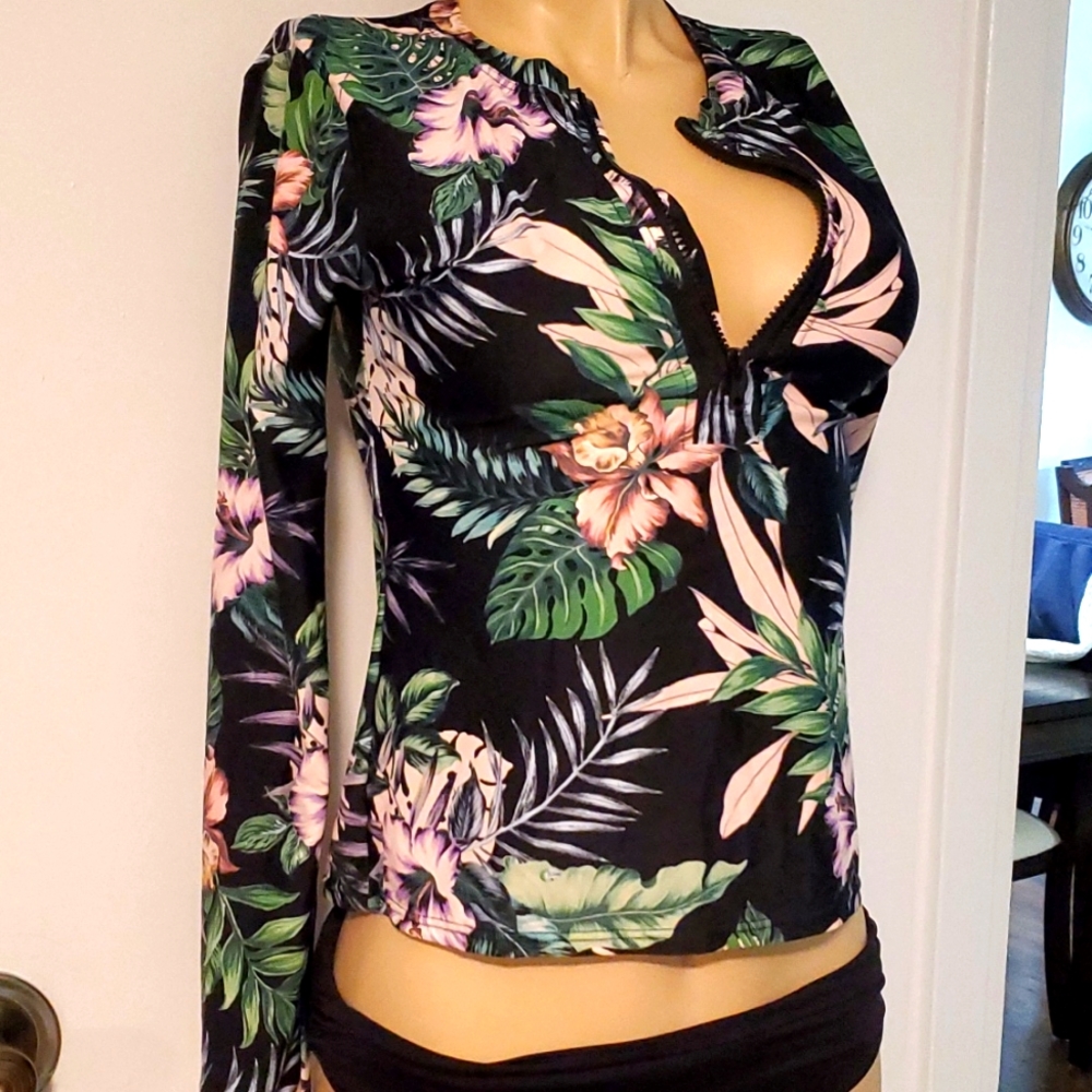Long sleeve swim top
